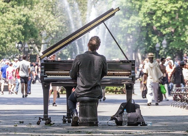muž hrající na piano
